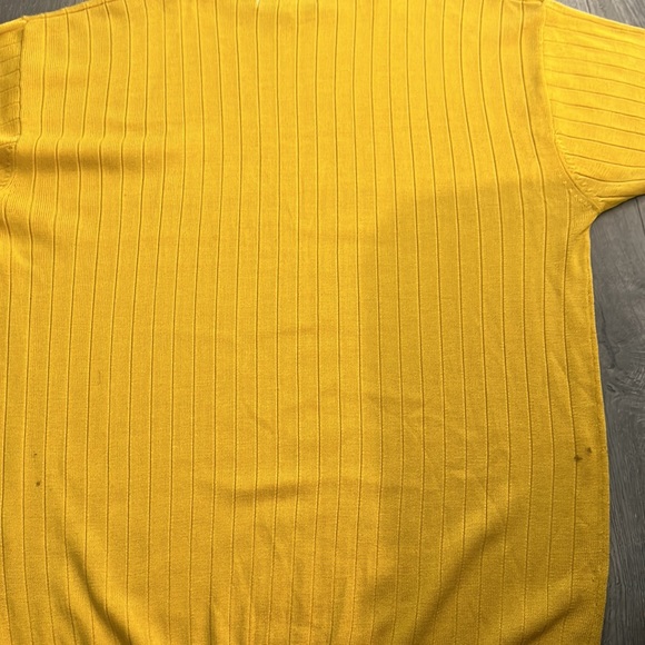 A yell shirt with a line pattern - Picture 2 of 2